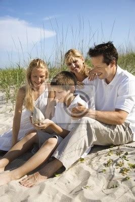 nackte familie am strand